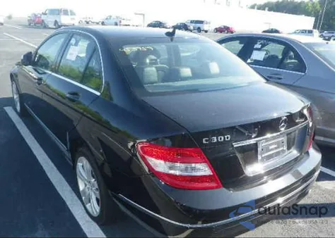 2009 Mercedes-Benz C300 z USA, uszkodzony, nr VIN WDDGF54X69R045282